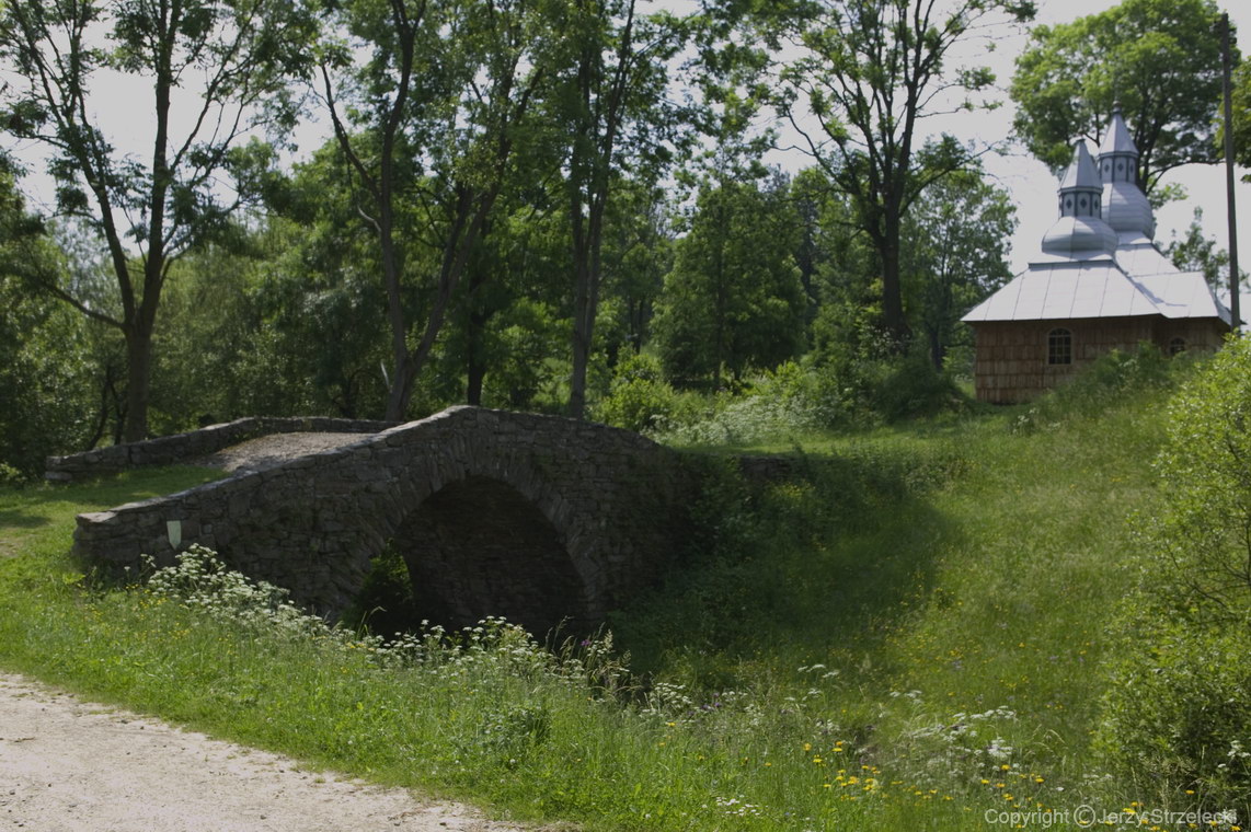 OLCHOWIEC - zabytkowy kamienny mostek na drodze do cerkwi