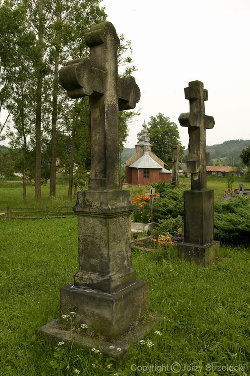 Wieś Bodaki - dawna cerkiew od strony cmentarza